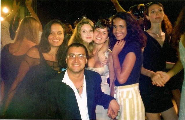 Acervo Liliana Gomes A partir da esquerda, a agente Liliana Gomes com Gisele Bündchen, Aline Casablancas e Claudia Menezes, primeiro lugar do The Look of The Year, em 1994, concurso em que Gisele conquistou a segunda posição. Na frente, o booker Sergio Mattos