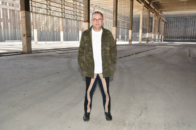 IARA MORSELLI/ESTADÃO Paulo Borges, diretor da São Paulo Fashion Week, no galpão que sediará a próxima edição do evento, em outubro na Vila Leopoldina