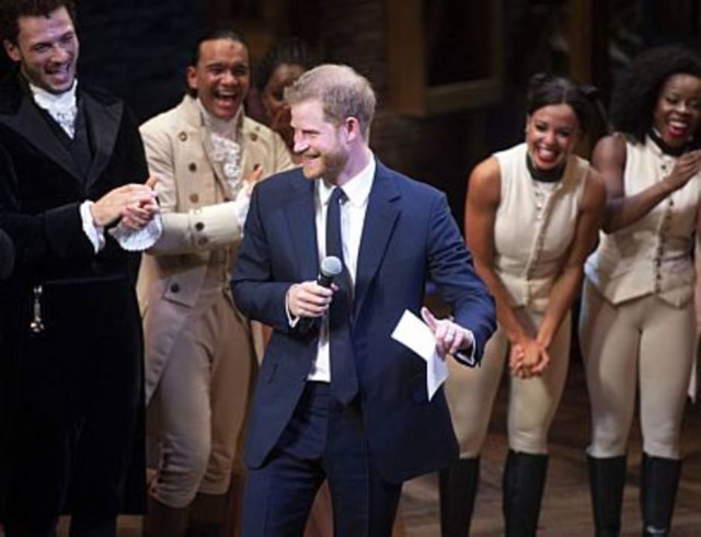Duque de Sussex, príncipe Harry canta em Teatro de Londres.