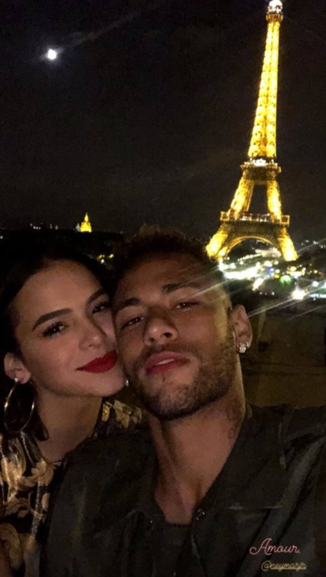 Instagram/@brumarquezine A atriz Bruna Marquezine fez post no Stories do Instagram compartilhando uma foto dela com Neymar na frente da Torre Eiffel