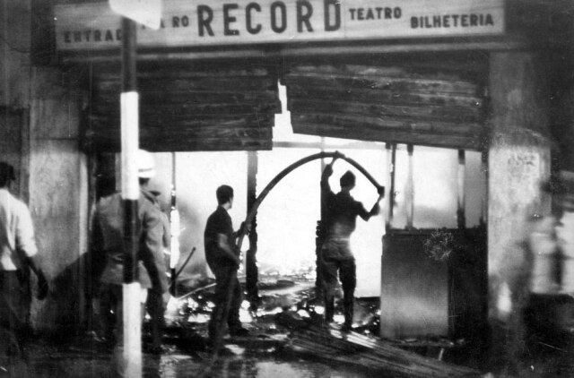 Arquivo / Estadão Incêndio no teatro da TV Record em março de 1969.