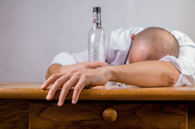Dependentes de álcool abandonam progressivamente os prazeres e atividades cotidianas da vida.