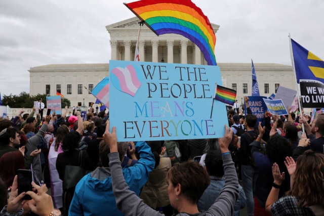 Jonathan Ernst / Reuters Ativistas LGBT+ e apoiadores em uma manifestação nos EUA em outubro durante um julgamento na Suprema Corte sobre leis de discriminação no trabalho