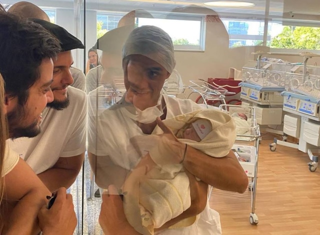 Instagram / @brunogissoni O ator Felipe Simas com o filho recém-nascido, Vicente