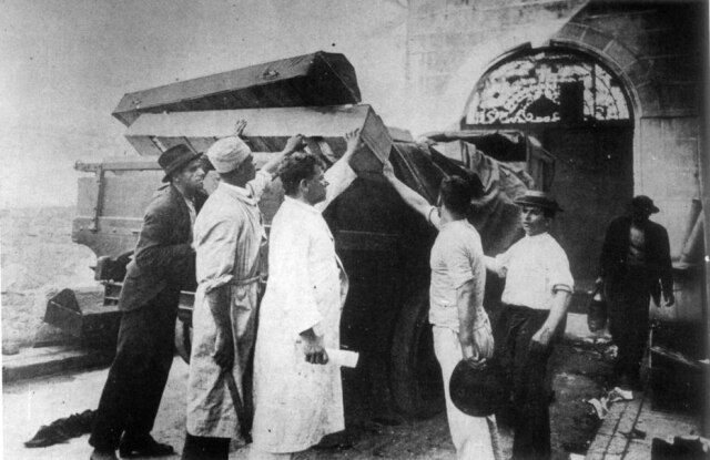 Reprodução Caixões são empilhados em um caminhão para serem tranportados para cemitérios, 1918.