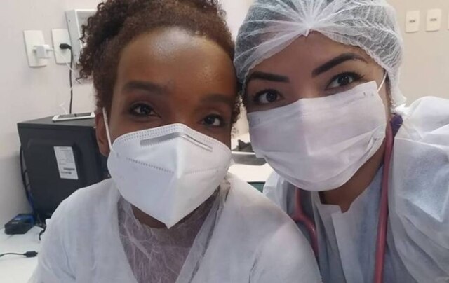 Instagram / @fisioanarocha Thelma Assis, médica e campeã do 'BBB 20', ao lado da fisioterapeuta Ana Rocha no Hospital 28 de Agosto, em Manaus, no Amazonas