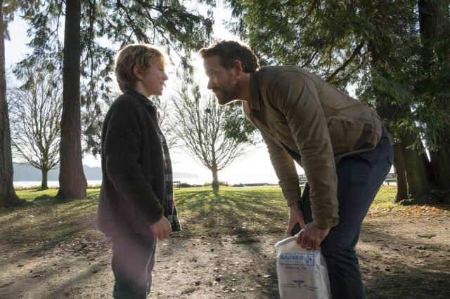 Doane Gregory Walker Scobell e Ryan Reynolds interpretam o protagonista Adam, na versão jovem e mais velha, no novo filme da Netflix 'Projeto Adam'