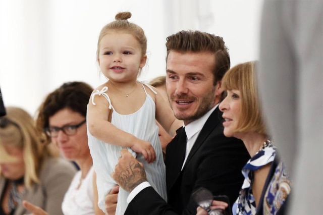 REUTERS/Lucas Jackson A pequena Haper Beckham no desfile da coleção de primavera/verão 2014 de sua mãe, a estilista Victoria Beckham, apresentado na Semana de Nova York