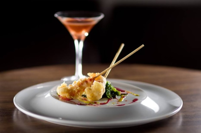 Henrique Peron Pratos do novo menu-degustação do Varanda, a foto, tempurá de lagostim com molho de beterraba e pimenta-rosa e maionese ao cury.