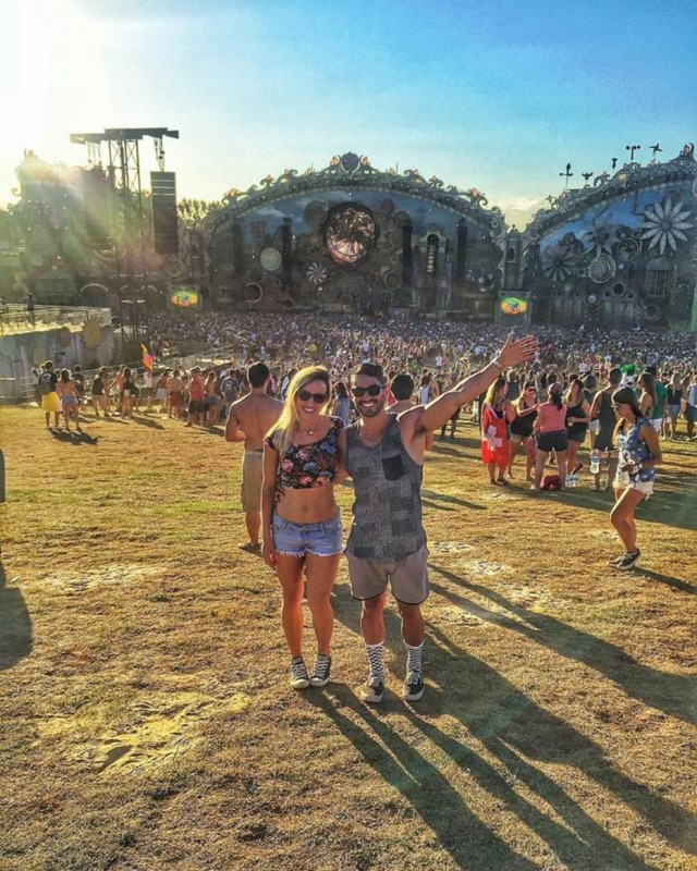 Reprodução/Instagram No Tomorrowland, o casal 'Frango com Batata Doce' se surpreendeu com o número de fãs que pediram para tirar fotos com eles