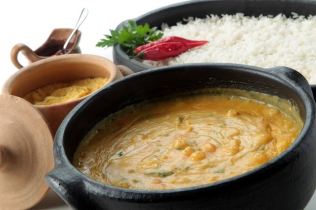 Felipe Rau|Estadão O cremoso bobó de camarão vem acompanhado de farofa, arroz e molho de pimenta.
