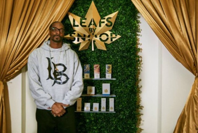 Divulgação Snoop Dogg até que se daria bem no Canadá: a logo de sua marca de maconha, 'Leafs by Snoop', até parece uma folha de bordo