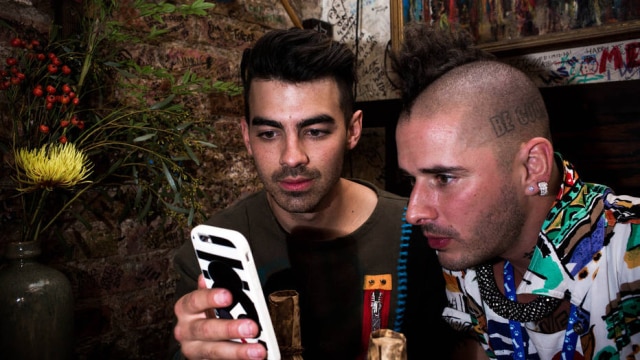 Natalie Keyssar/The New York Times Joe Jonas com o músico Cole Whittle