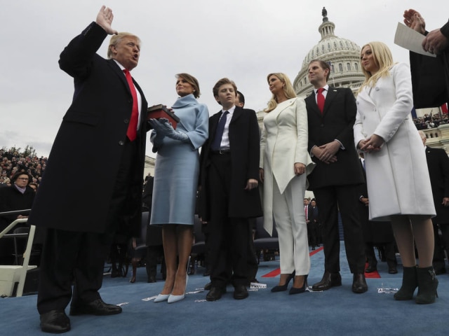 Jim Bourg/Pool Photo via AP O conjunto moderno usado por Ivanka é da marca Oscar de la Renta.