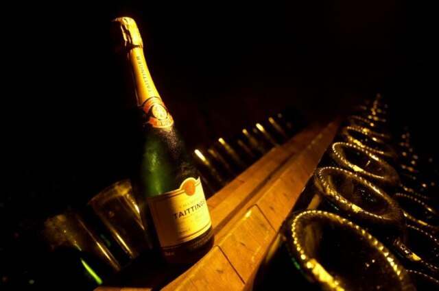 Ed Alcock|NYT Dentro de uma das adegas da Taittinger, grande vinícola familiar em Saint-Nicaise, na França, que produz cerca de cinco milhões de garrafas anualmente.