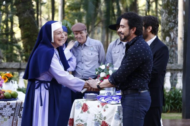Rodrigo Belentani/SBT Padre Fábio de Melo visita internato em 'Carinha de Anjo'