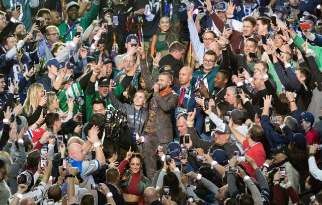 Christopher Polk/AFP Momento 'Selfie Kid': Justin Timberlake tira foto com adolescente em meio a show de intervalo do Super Bowl.