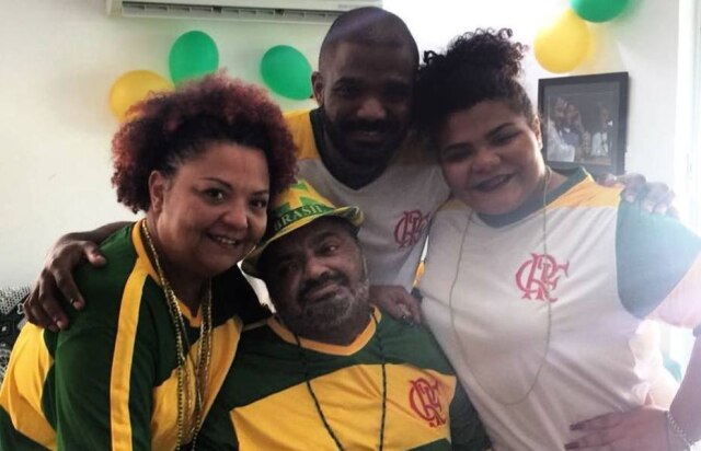 Instagram / @arlindocruzobem Arlindo Cruz assistiu jogo entre Brasil e México com sua família.