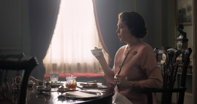 Netflix/Divulgação A Netflix divulgou a primeira imagem de Olivia Colman como a rainha Elizabeth II na série 'The Crown'