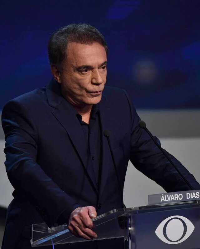 Nelson ALMEIDA / AFP Alvaro Dias optou por camisa e blazer do mesmo tom