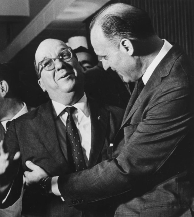 Arquivo / Estadão Paulo Machado de Carvalho e João Havelange, então presidente da CBD durante o lançamento da 'campanha dos fósforos', que visava arrecadar fundos para as despesas da Seleção Brasileira na Copa do Mundo da Inglaterra, em 1966.