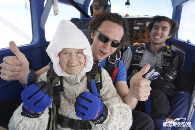 SA Skydiving via AP Irene O'Shea antes de saltar a uma velocidade de 220 quilômetros por hora.