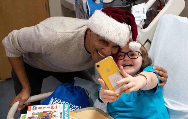 Chuck Kennedy / The Obama Foundation / AFP Barack Obama tira selfie ao lado de paciente em hospital infantil de Washington.