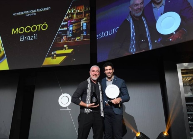 The World Restaurant Awards Alex Atala entrega prêmio a Rodrigo Oliveira no The World Restaurant Awards