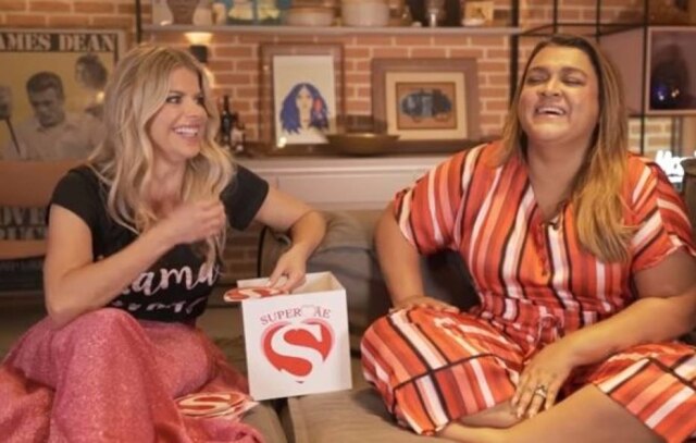 YouTube/Karina Bacchi A apresentadora Karina Bacchi e a cantora Preta Gil.