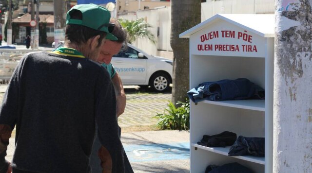 Estadão / Caio Nascimento 'Quem tem, põe. Quem precisa, tira': iniciativa criada em época de frio está mobilizando moradores do bairro do Limão, na capital de São Paulo.