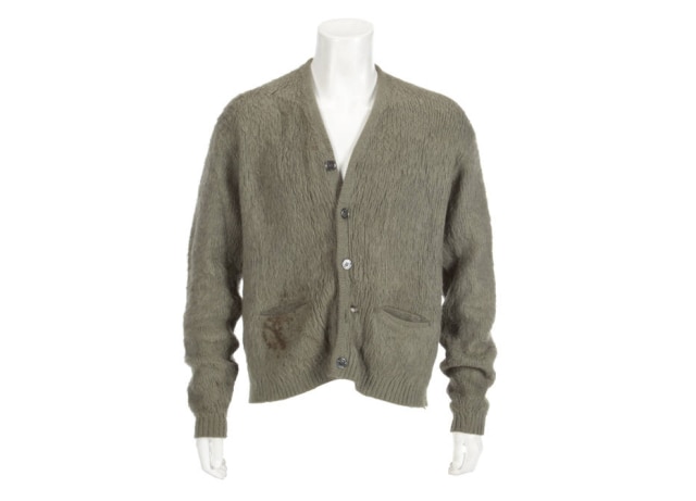 Julien's Auctions via AP Suéter que Kurt Cobain usou durante performance na MTV.