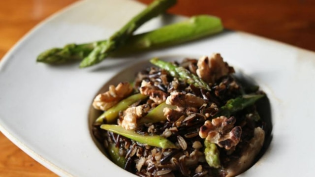 Gabriela Biló/Estadão Arroz selvagem com aspargos e shiitake