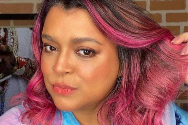 Reprodução Instragram/ @pretagil A cantora Preta Gil disse que foi pressionada a esconder os fios brancos e resolveu pintar o seu cabelo de rosa