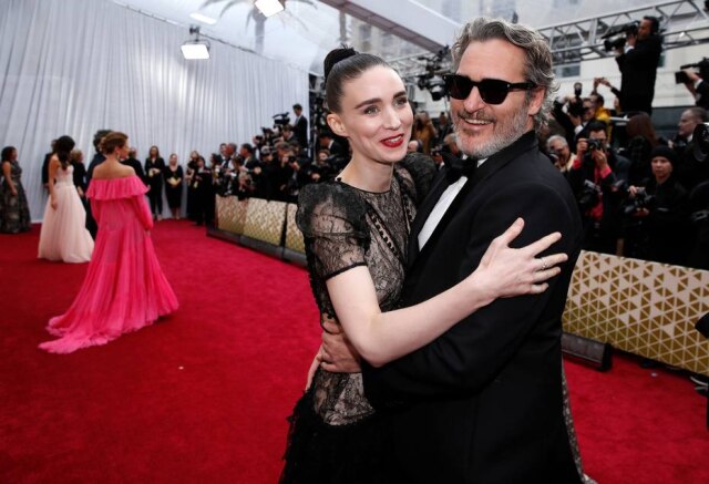 Mike Blake / Reuters Segundo um colega de Joaquin Phoenix, o filho do ator com Rooney Mara já teria nascido