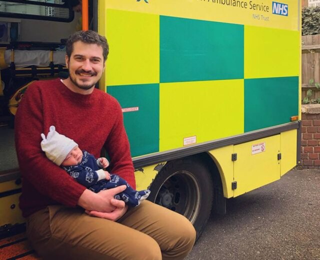 Reprodução Instagram / @pvedova O jornalista Pedro Vedova segura seu filho, após Antonio nescer na ambulância