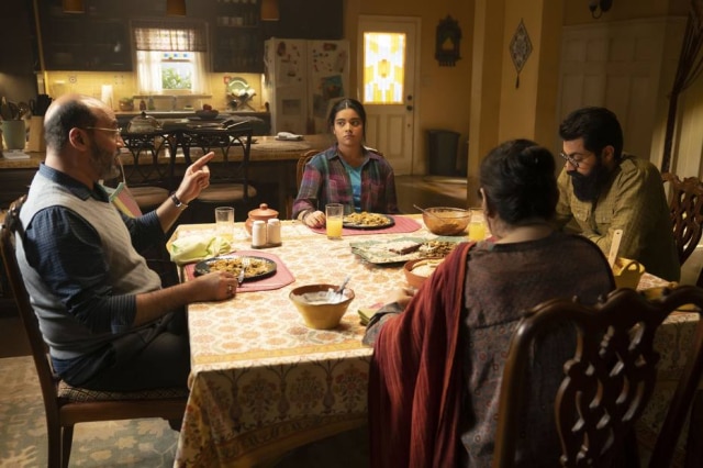 Marvel Studios Kamala com o pai Yusuf, a mãe Muneeba e o irmão Aamir.