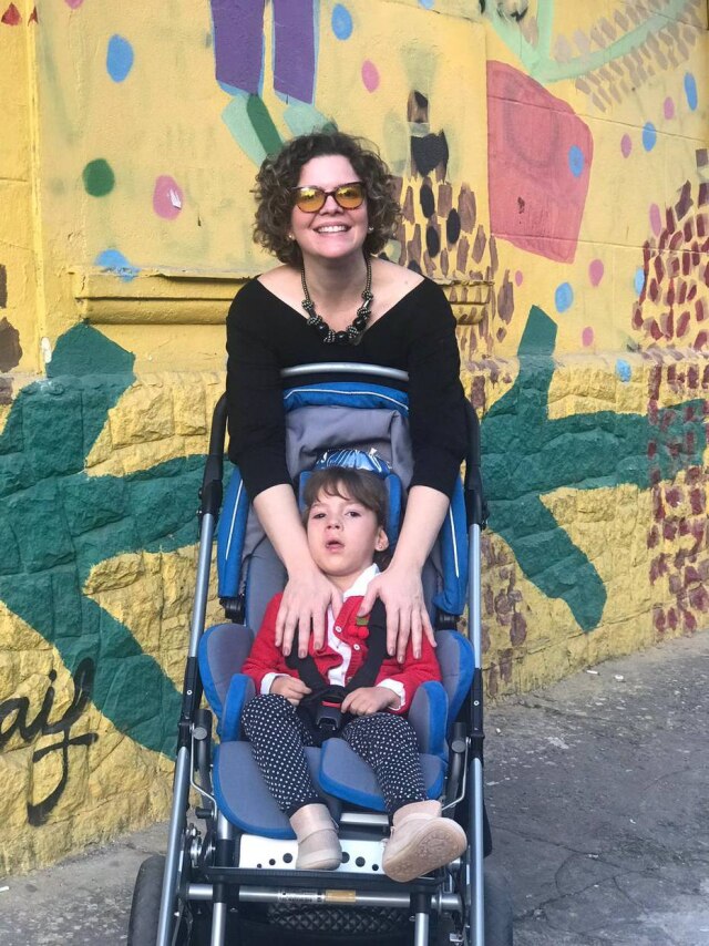 Arquivo pessoal Mariana Rosa, fundadora do Instituto Cáue Redes de Inclusão, e a filha Alice, que tem Paralisia Cerebral e Síndrome de West.