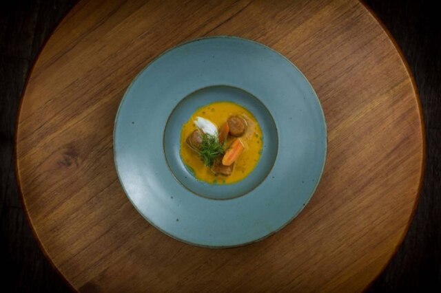 Raphael Criscuolo Para começar o leve nhoque de cenoura servido em sopa morna de cenoura, com pedaços de cenoura em conserva e uma farofa de rapadura e castanha de caju