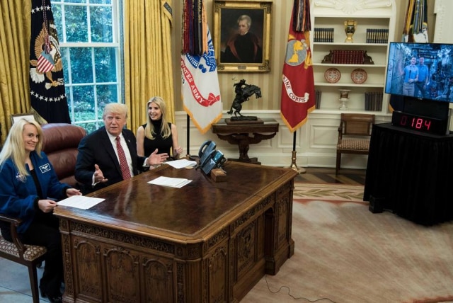 AFP/Brendan Smialowski Donald Trump fez um balanço dos 100 primeiros dias de governo e disse que, como presidente, precisa ter uma "responsabilidade humanística", algo de que não precisava quando era empresário