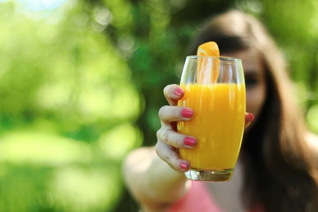 Diabéticos podem substituir os sucos artificiais de fruta pelos in-natura, principalmente com casca.