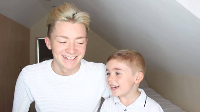 Youtube/@OliverVlogss Oliver Potter e o irmão apareceram em vídeo dando um exemplo de como uma criança pode crescer sem preconceito