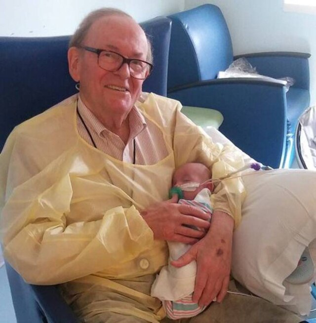 Facebook/ChildrensHealthcareofAtlanta David Deutchman, de 82 anos, visita um hospital nos EUA duas vezes por semana para segurar e reconfortar bebês na UTI.