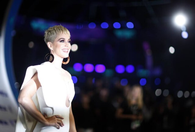 REUTERS/Mario Anzuoni Katy Perry chamou fã ao palco durante show no Kansas, nos Estados Unidos.