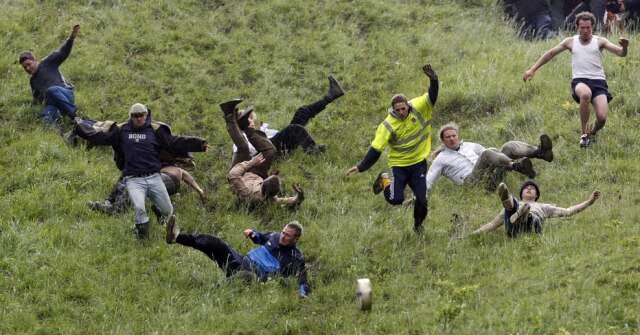 Darren Staples/Reuters Na edição de 2018 da bizarra Corrida do Queijo, o inglês Chris Anderson quebrou o recorde de vitórias no evento