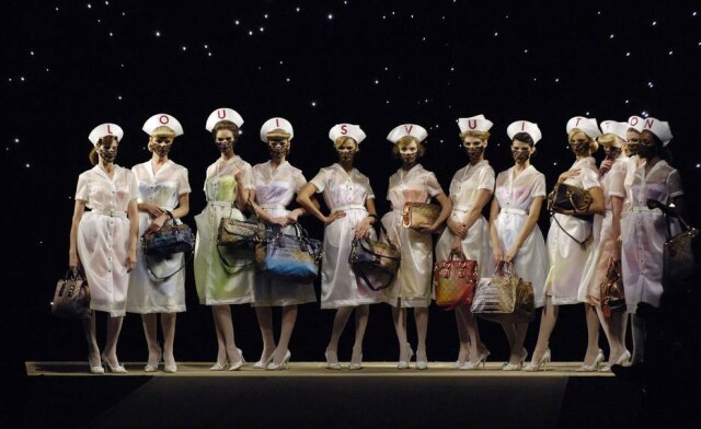 Gonzalo Fuentes/Reuters Inspirada pelo trabalho do artista plástico Richard Prince, a coleção do verão 2008 da Louis Vuitton por Marc Jacobs, apresentada aqui por uma seleção de top enfermeiras, com Stephanie Seymour (L), Eva Herzigova (O em Louis), Isabelli Fontana (I), Nadja Auermann (O em Vuitton) e Naomi Campbell (N) entre elas