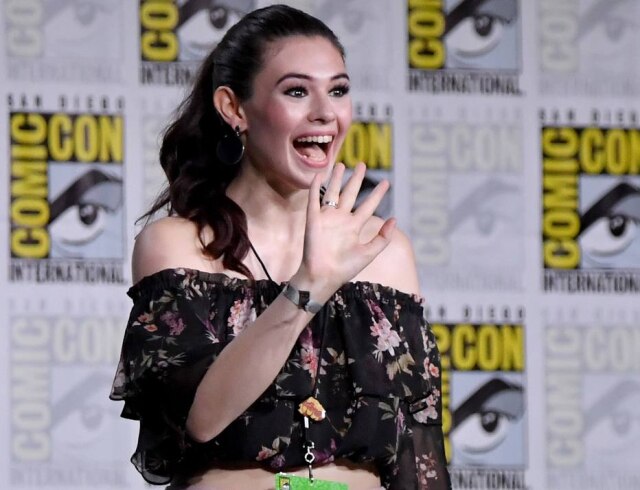 Mike Coppola/Getty Images/AFP A atriz transgênero Nicole Maines foi contratada para viver a primeira super-heroína trans na televisão norte-americana em 'Supergirl'