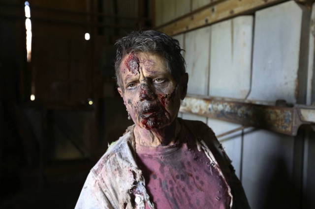 Brinley Hineman/AP A norte-americana Terrie Hamrick, de 68 anos, é uma das zumbis fixas na produção da série 'The Walking Dead'