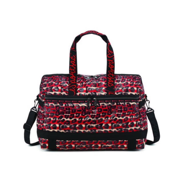 Divulgação LeSportsac Uma das bolsas da coleção, com um mix de listras e estampa de leopardo