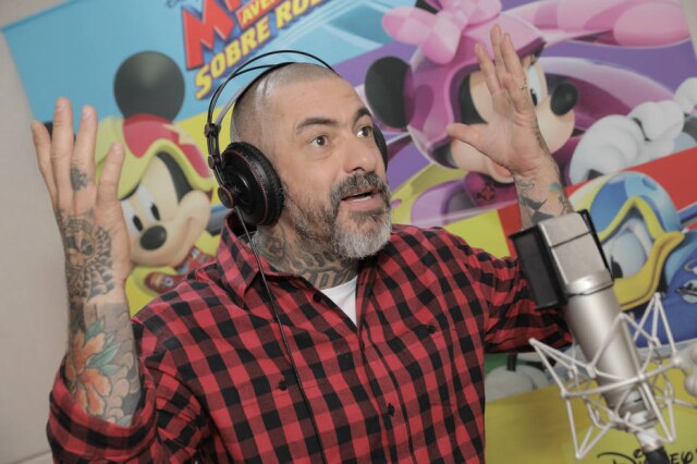 Visual Factory via Disney Henrique Fogaça vai dublar personagem em desenho 'Mickey: Aventuras sobre Rodas'.