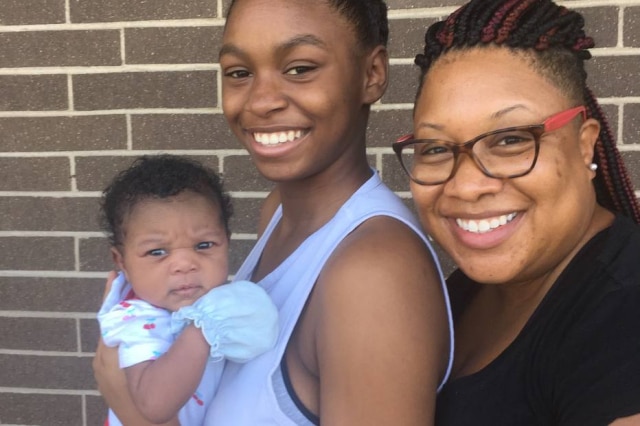 GoFundMe/larresha-and-baby-taliyah Professora fez questão de ajudar aluna, que é mãe, a conseguir um emprego.